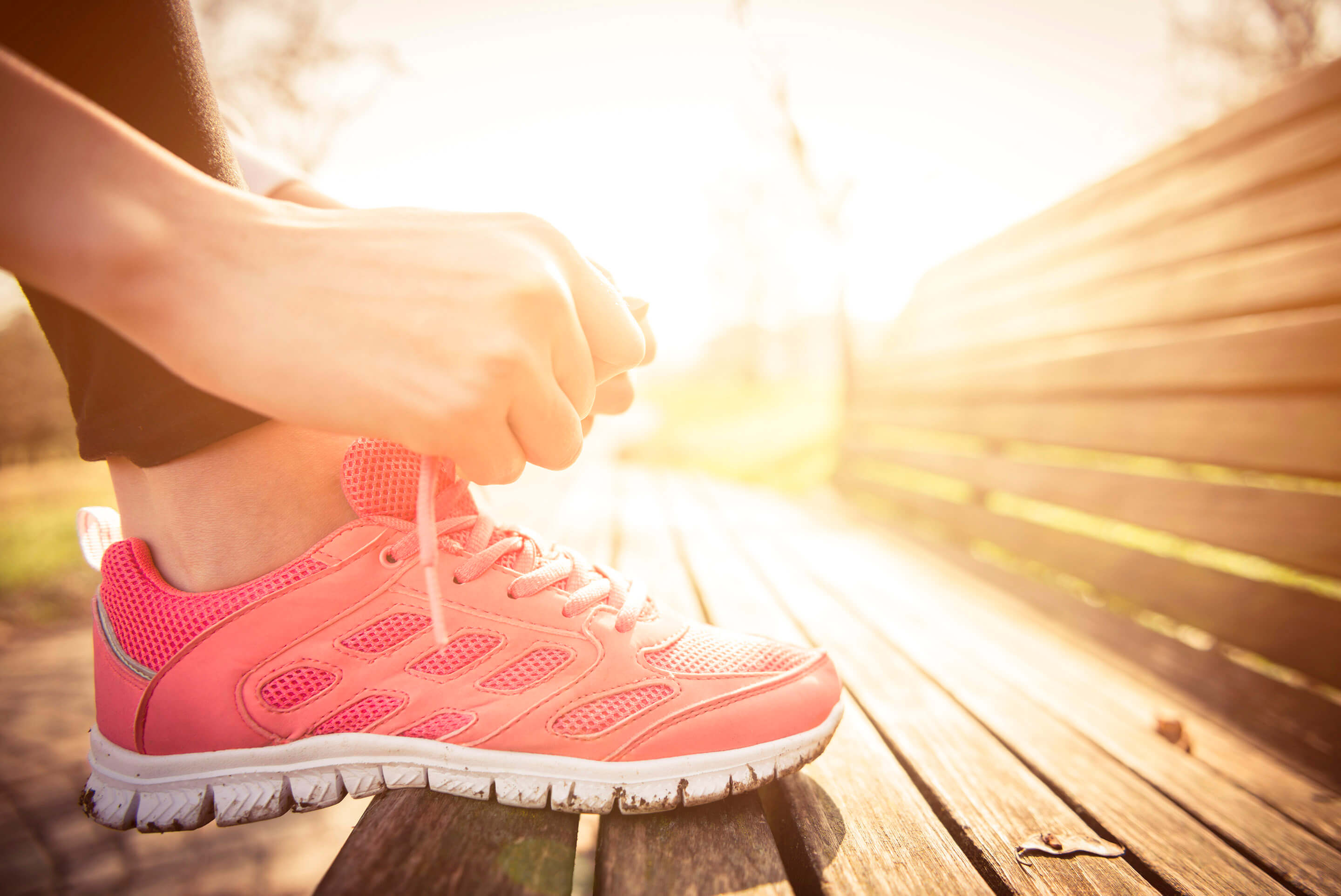 lace ses chaussures sur un banc