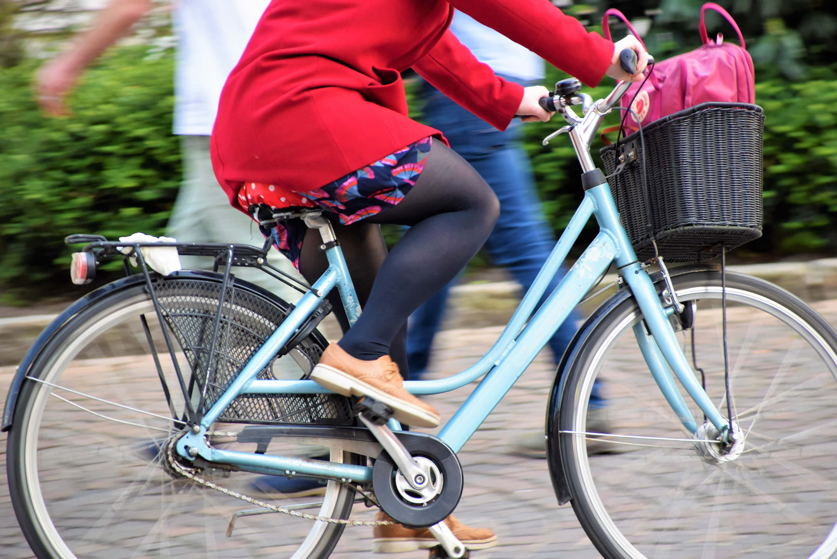 femme sur vélo bleu