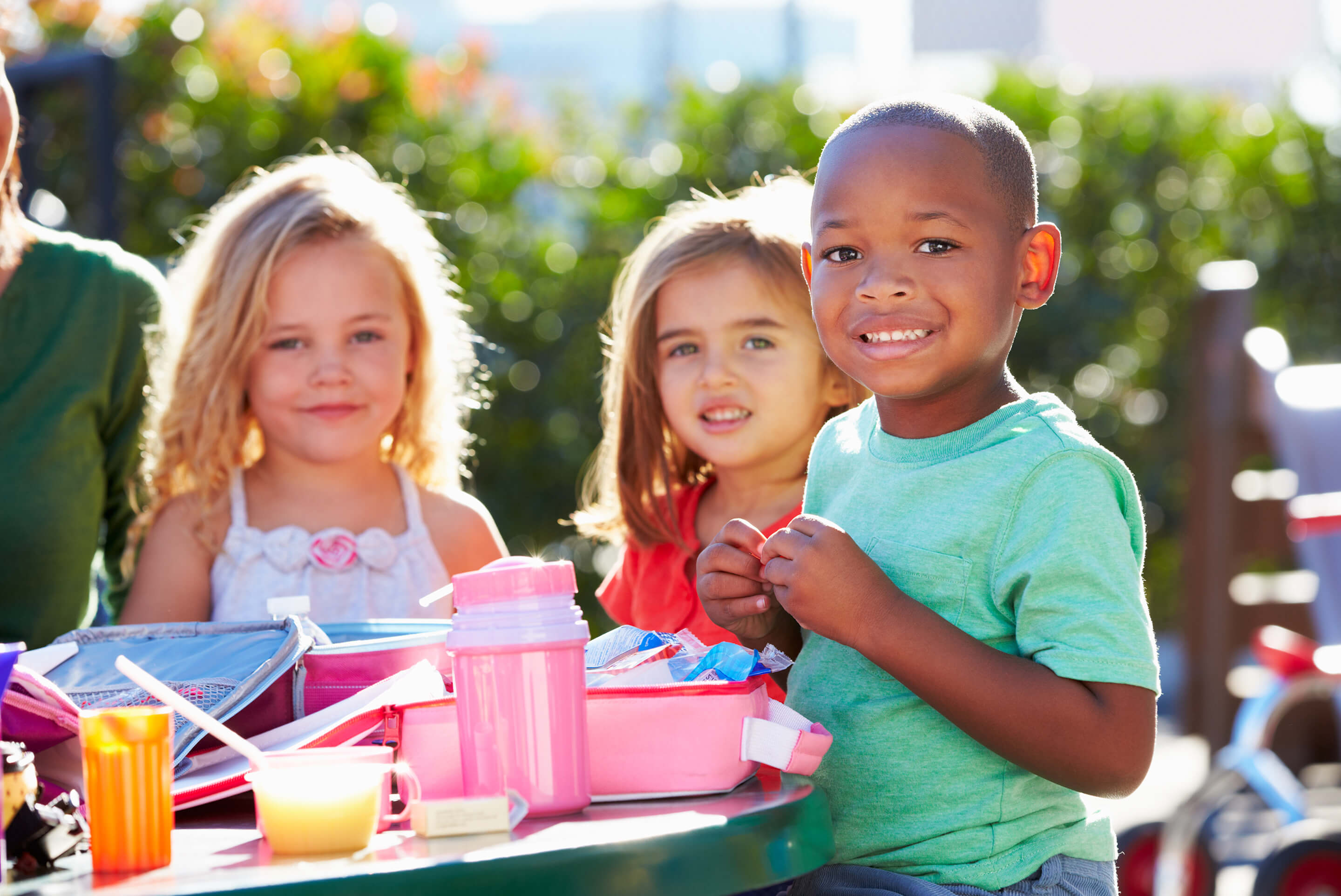 enfants autour de boites à lunch