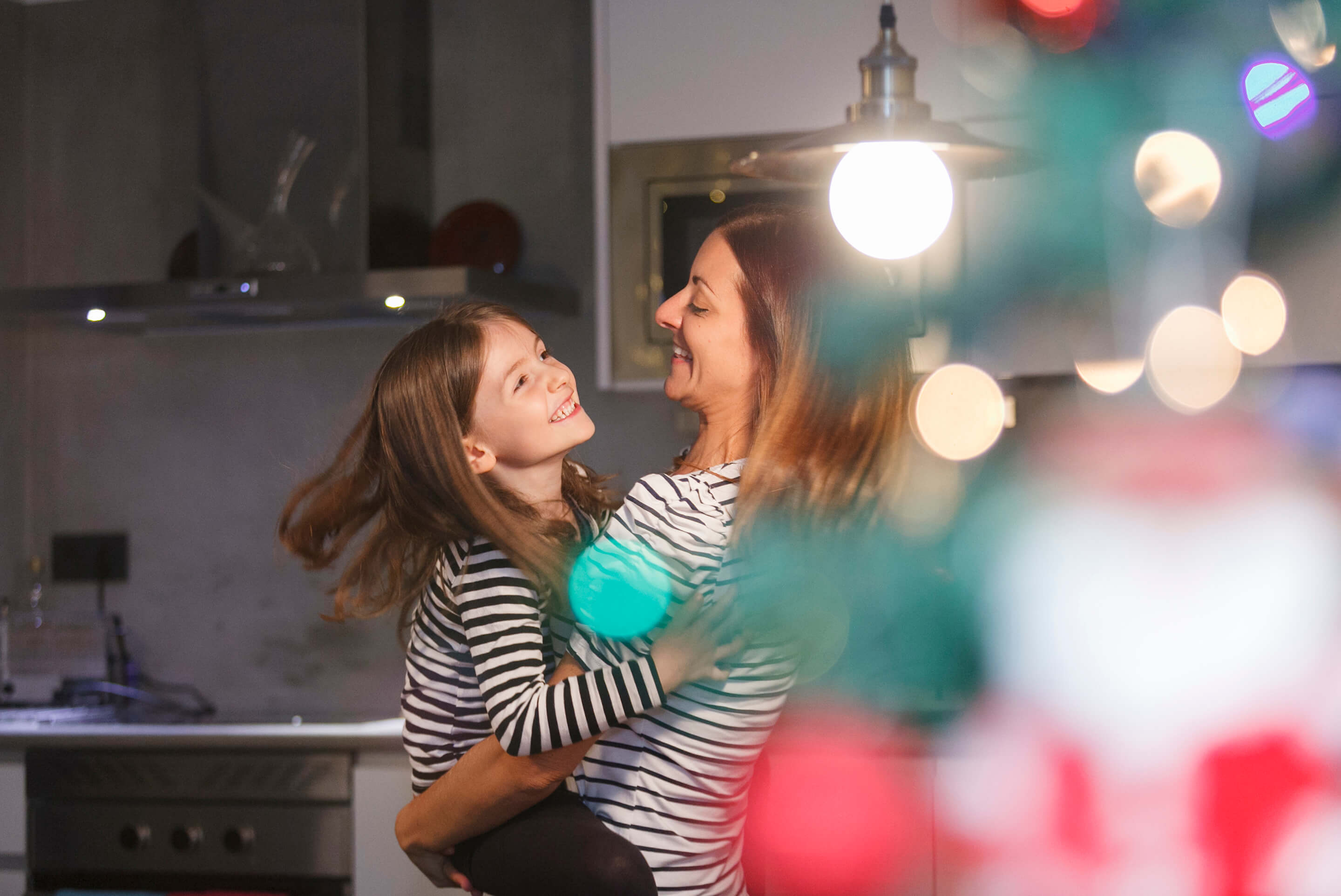 mère et fille rigolent dans la cuisine