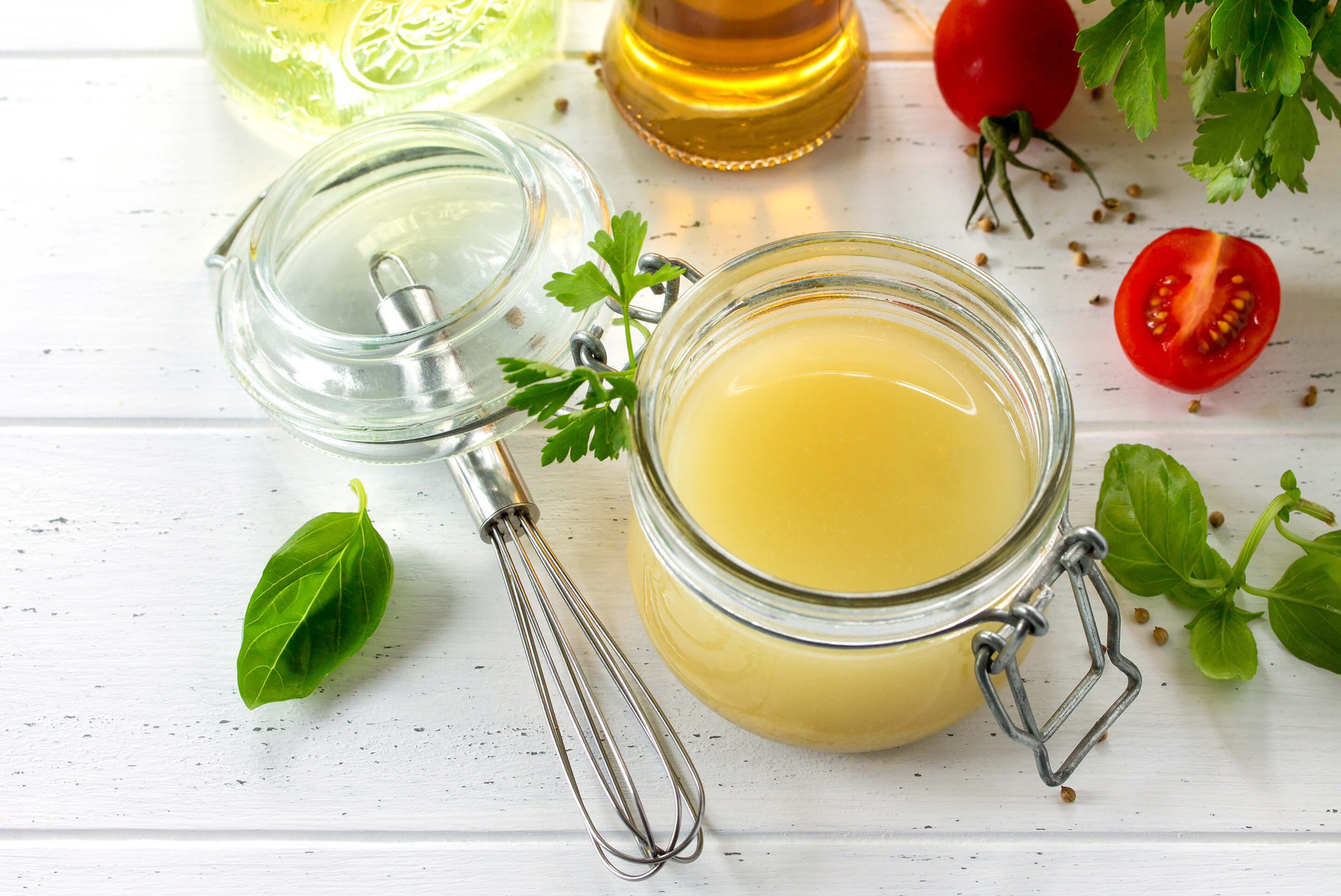 pot de vinaigrette et tomates et herbes fraiches