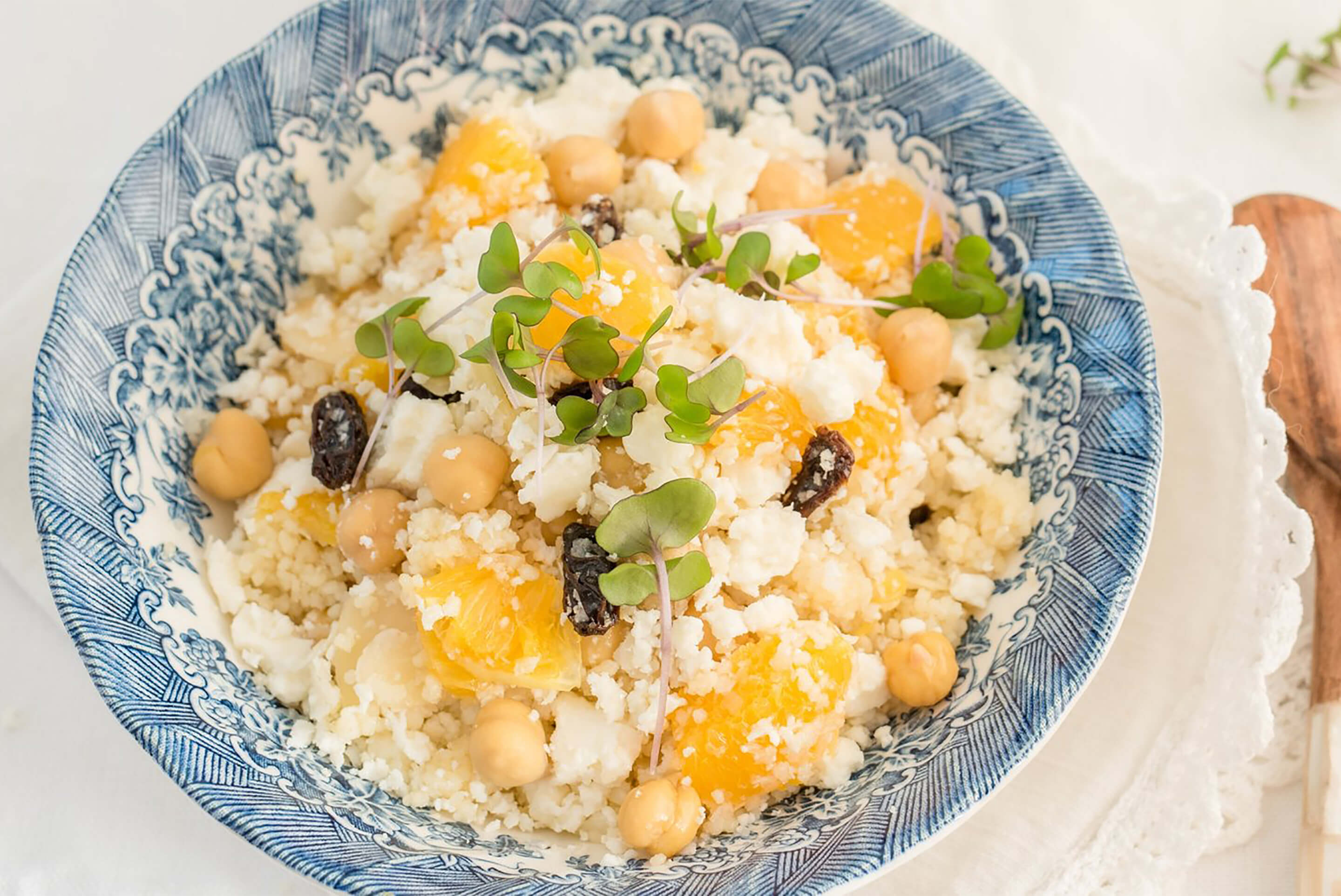 salade de pois chiches orange et semoule dans une assiette