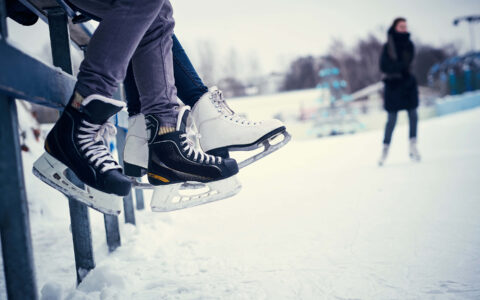 patins à glace au bord d'une patinoire