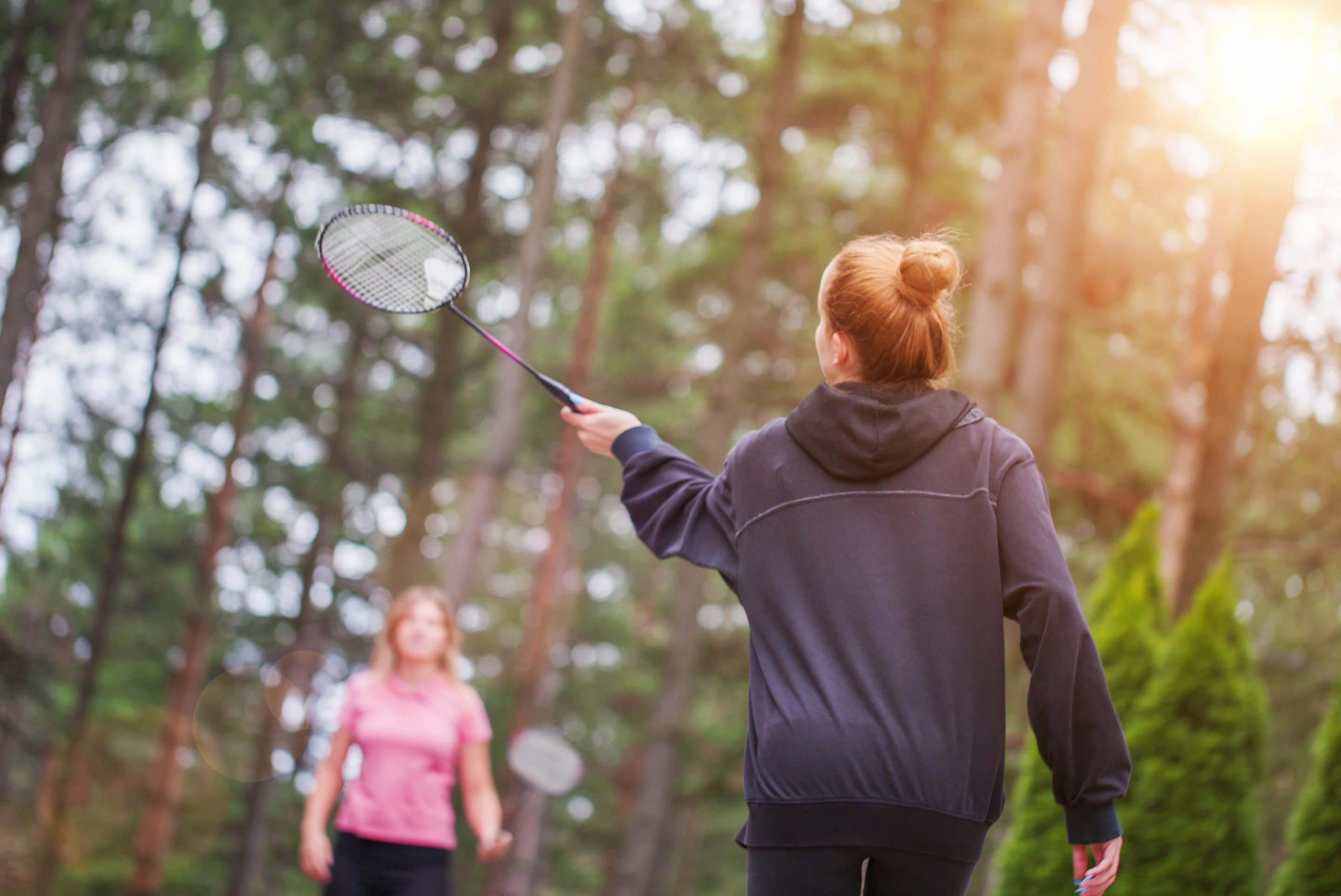 femmes jouent au badminton