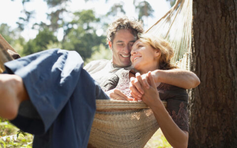 couple heureux dans un hamac