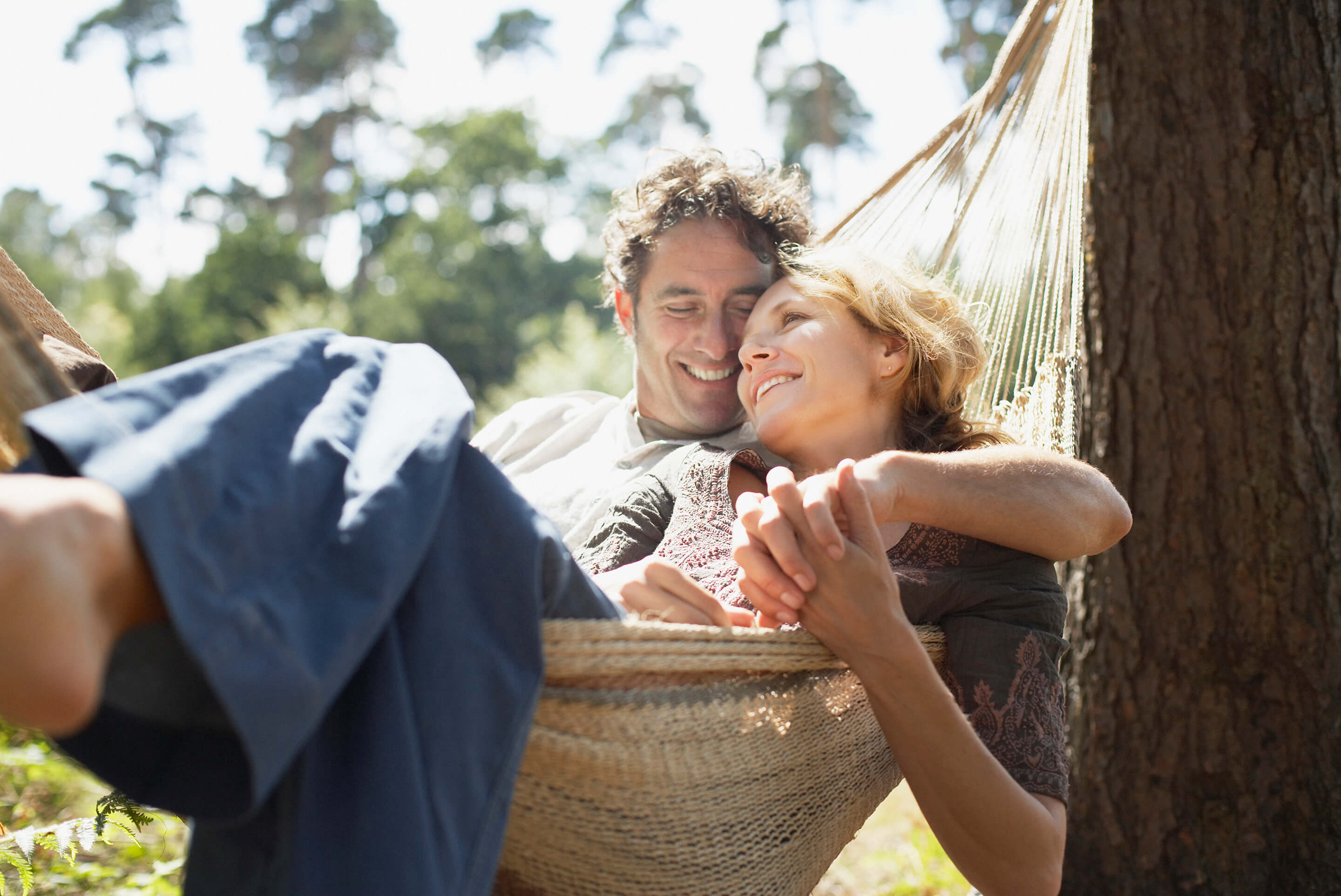 couple heureux dans un hamac