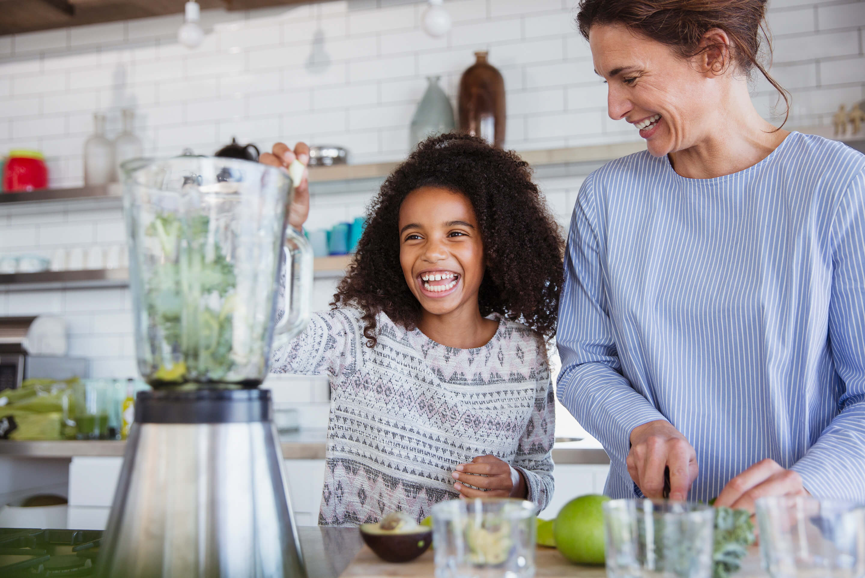 mère et fille préparant un smoothie