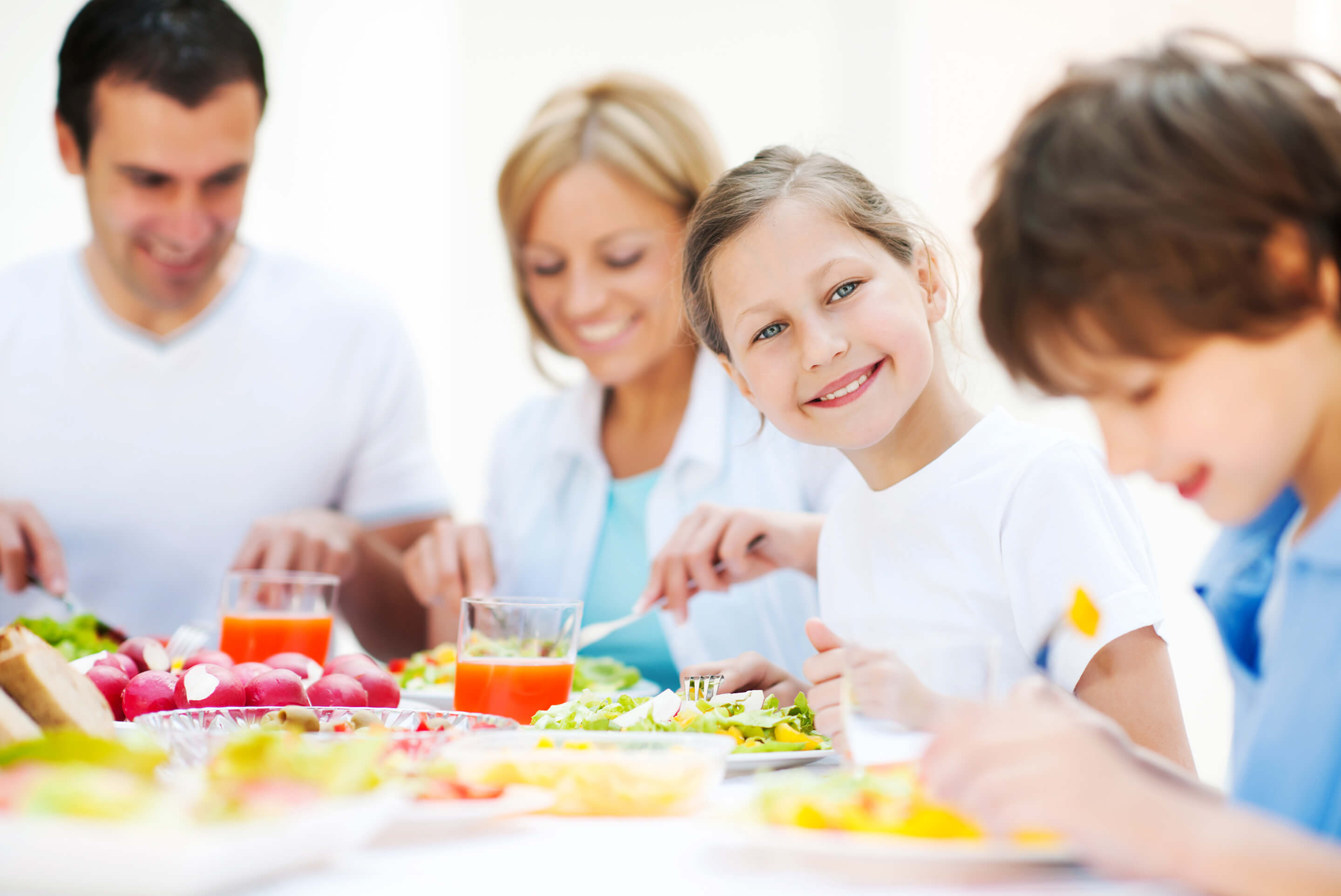 famille qui mange autour d'une table