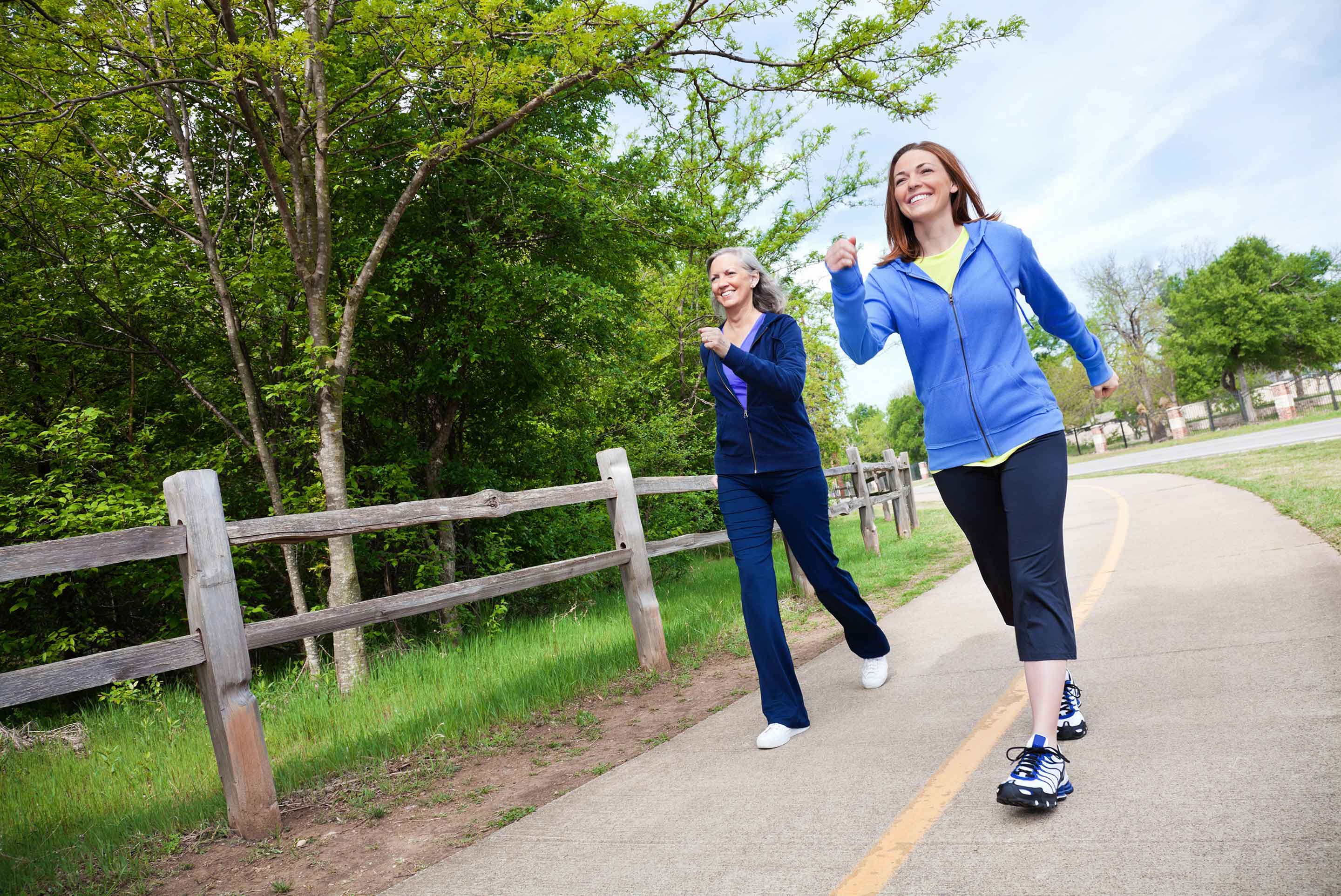 femmes marchant sur piste