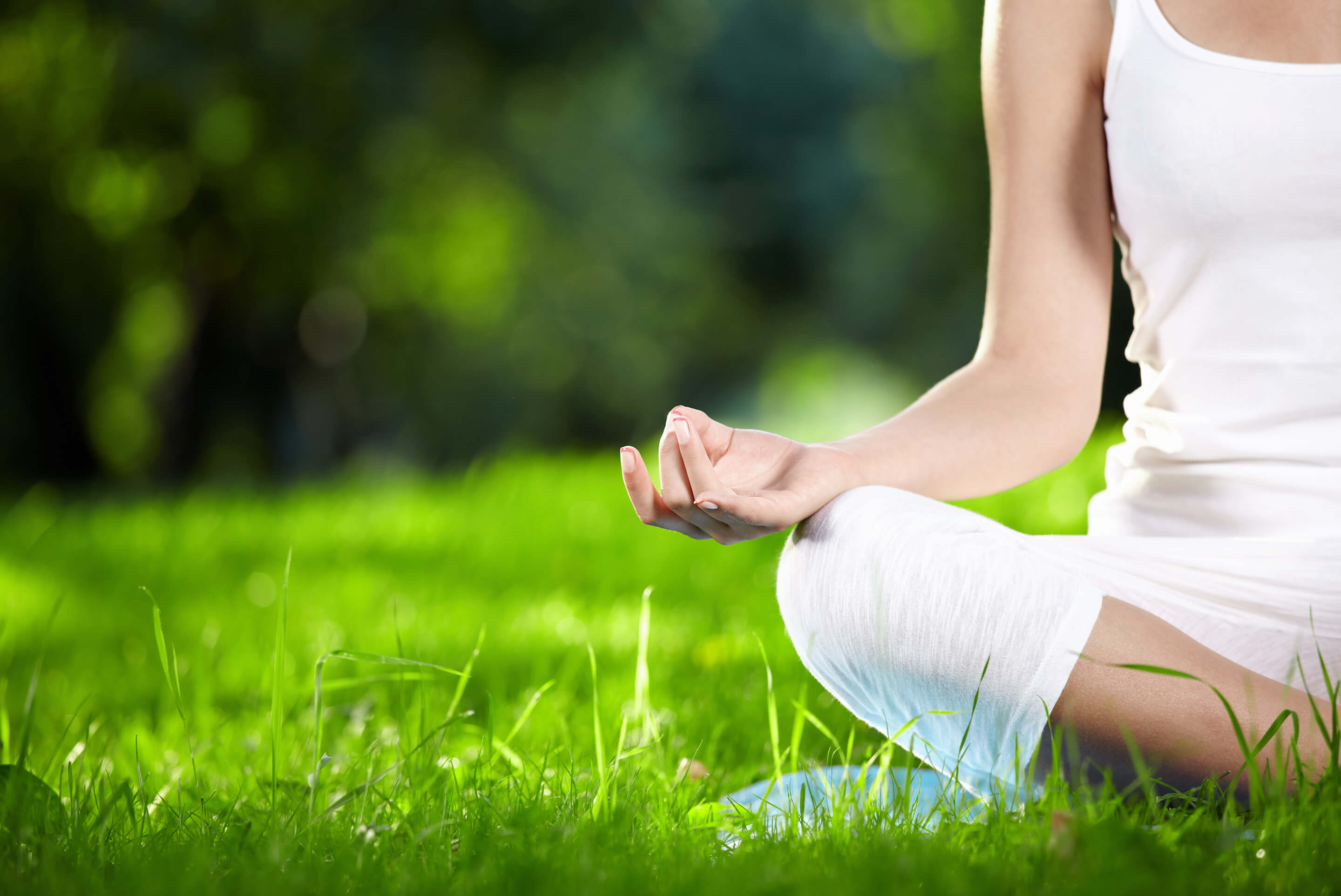 femme qui médite dans l'herbe