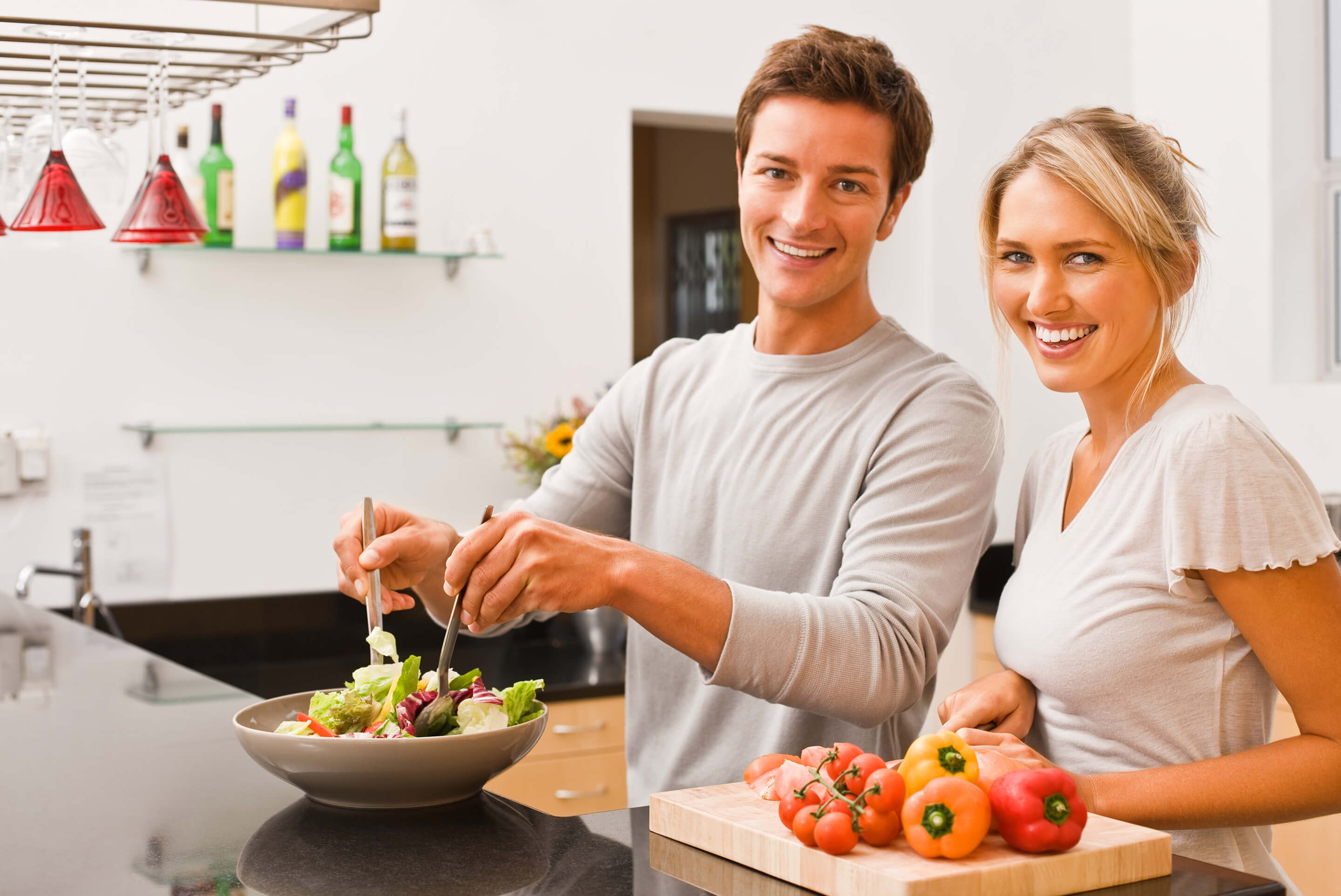 couple cuisine une salade