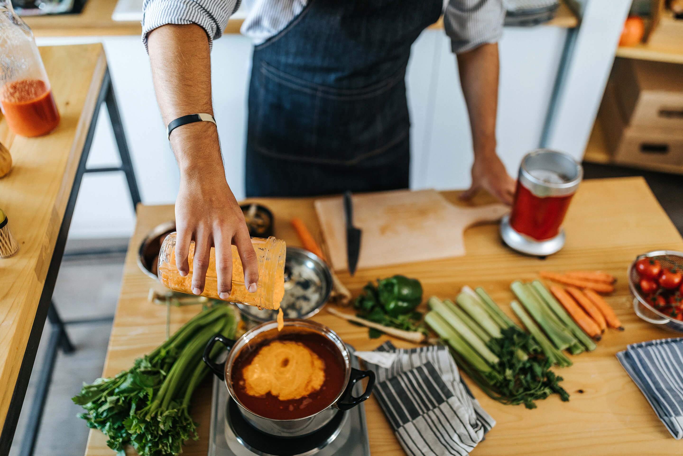 homme qui prépare un repas