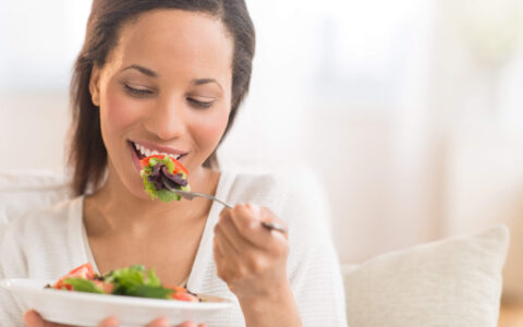 femme qui mange une salade