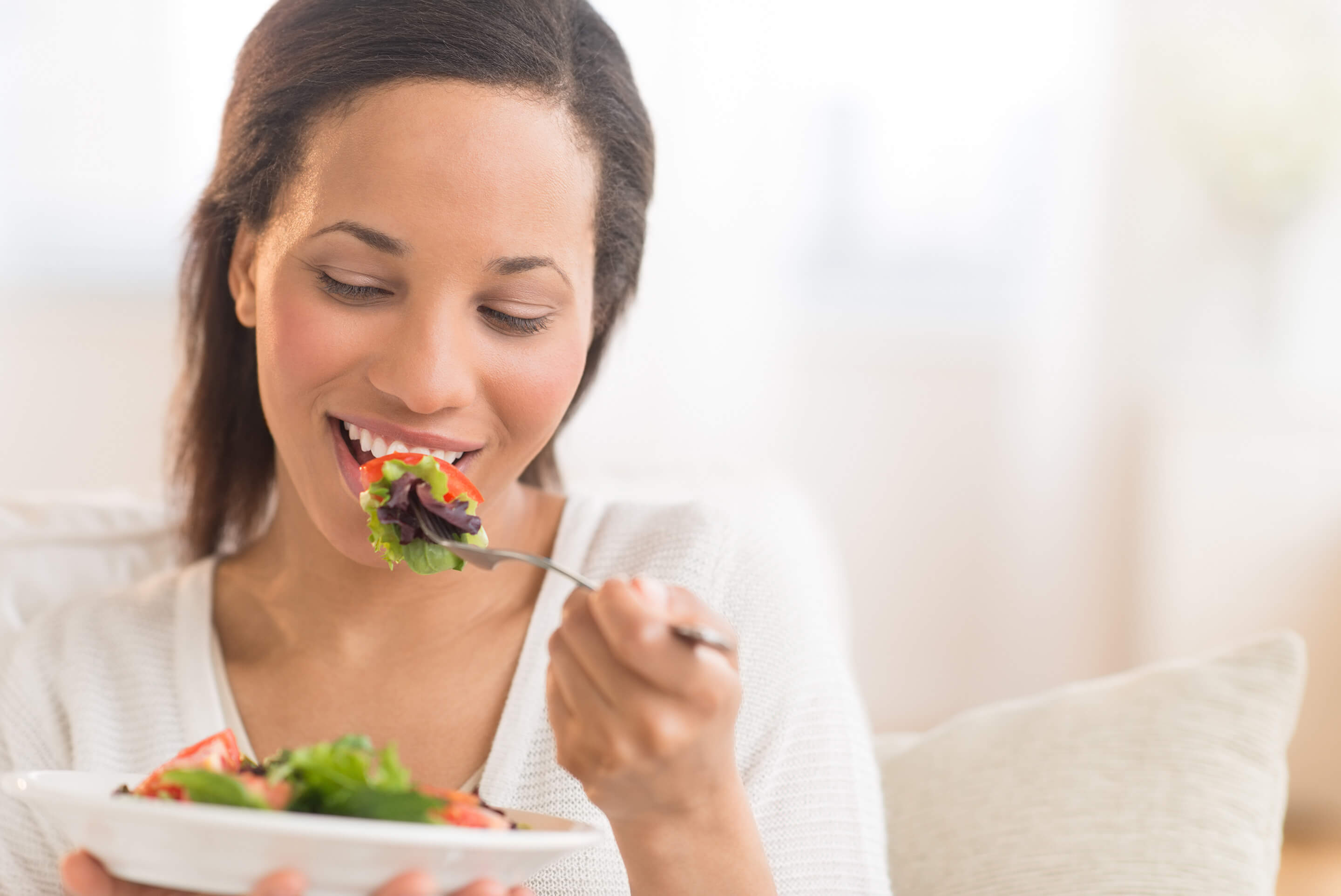 femme qui mange une salade