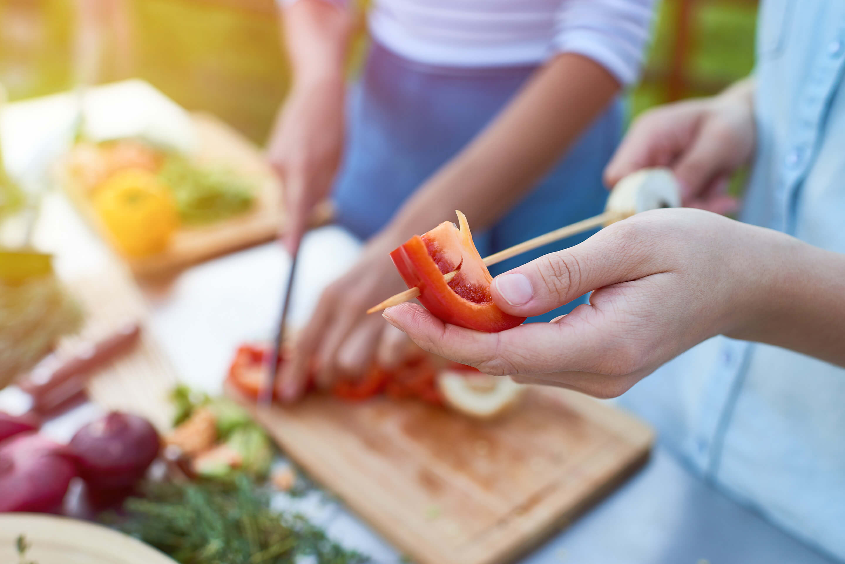 préparation d'un barbecue végétarien