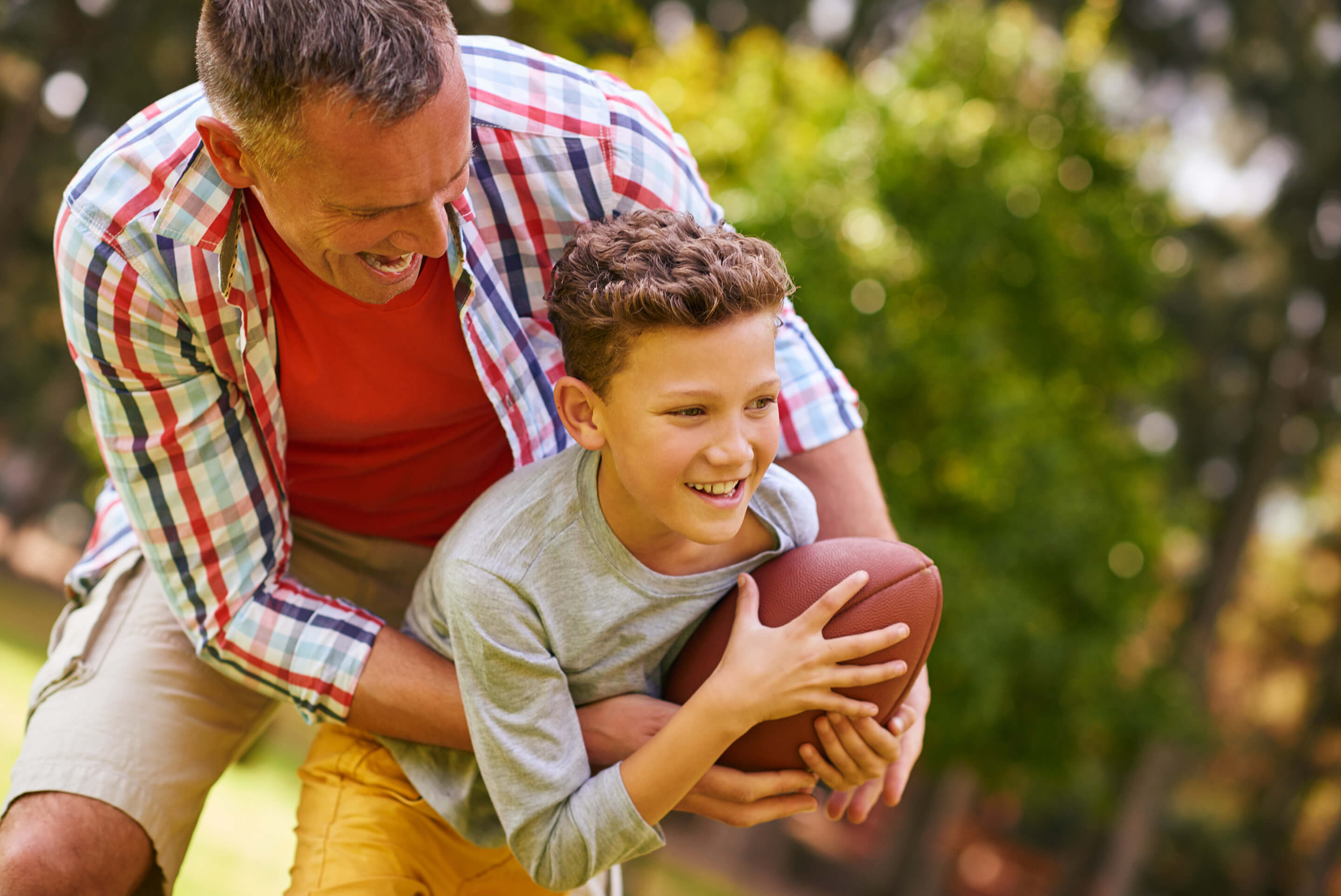 père et fils jouant au ballon