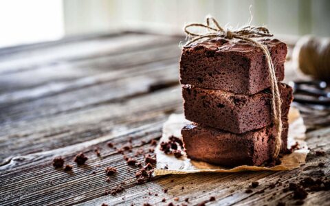 morceaux de brownies aux haricots noirs sur une table en bois