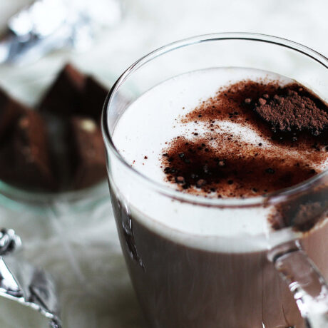 chocolat chaud gourmand dans une tasse transparente