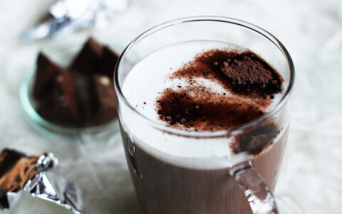chocolat chaud gourmand dans une tasse transparente