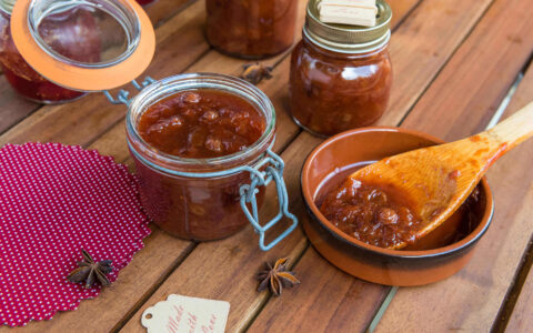 pots de chutney à la nectarine et aux prunes sur table en bois