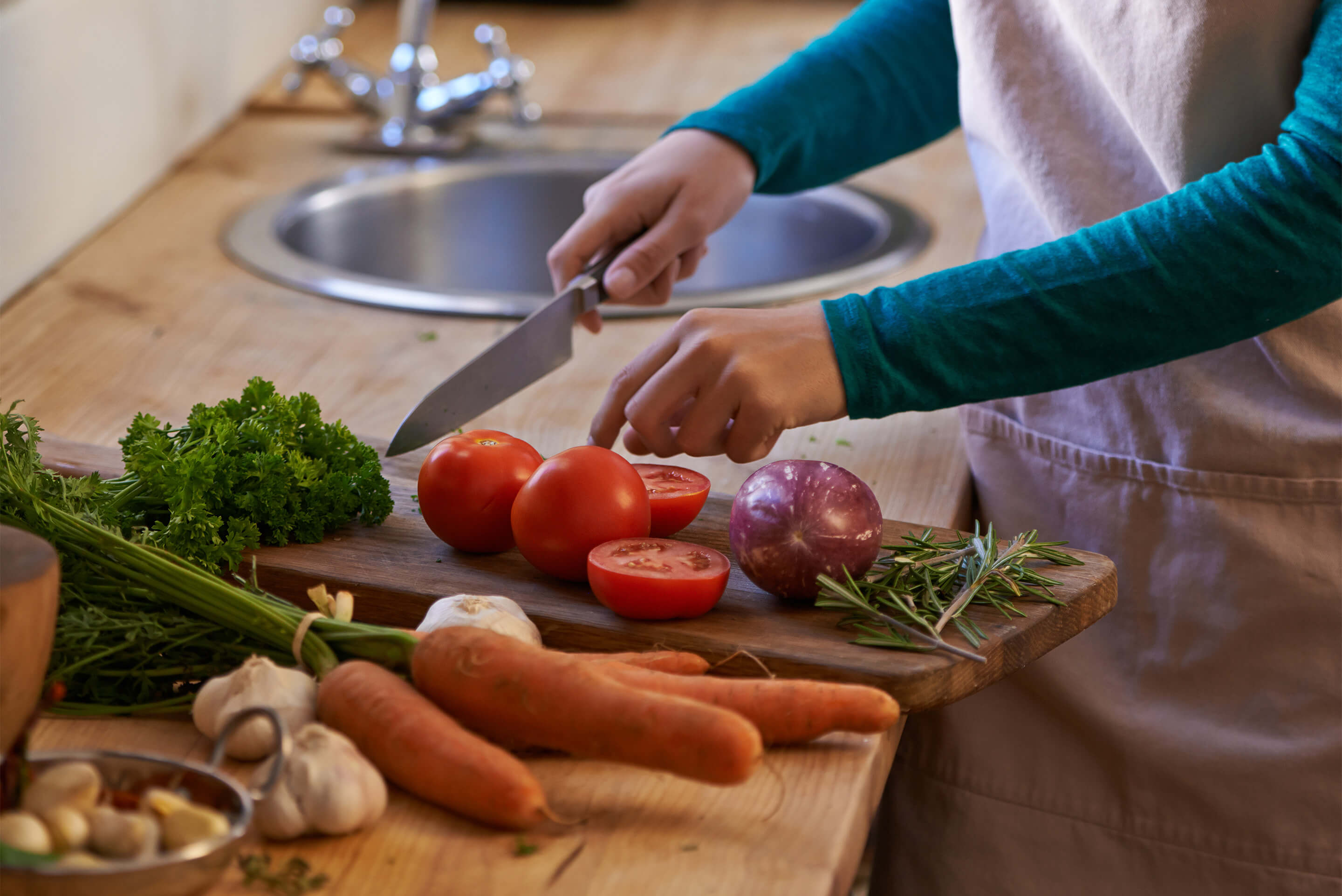 femme découpe des légumes