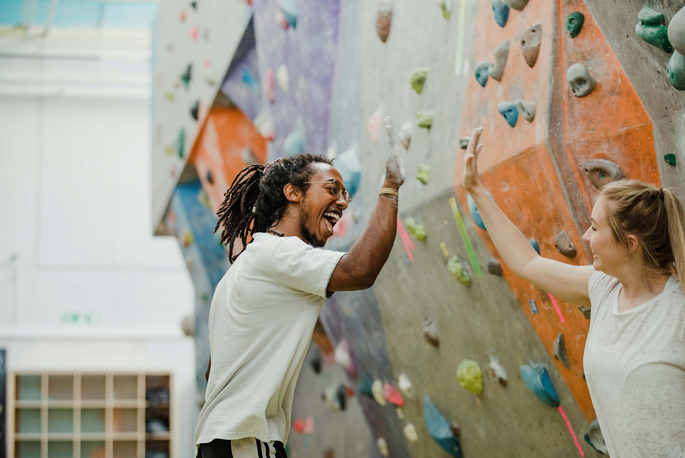 homme et femme sur un mur d'escalade