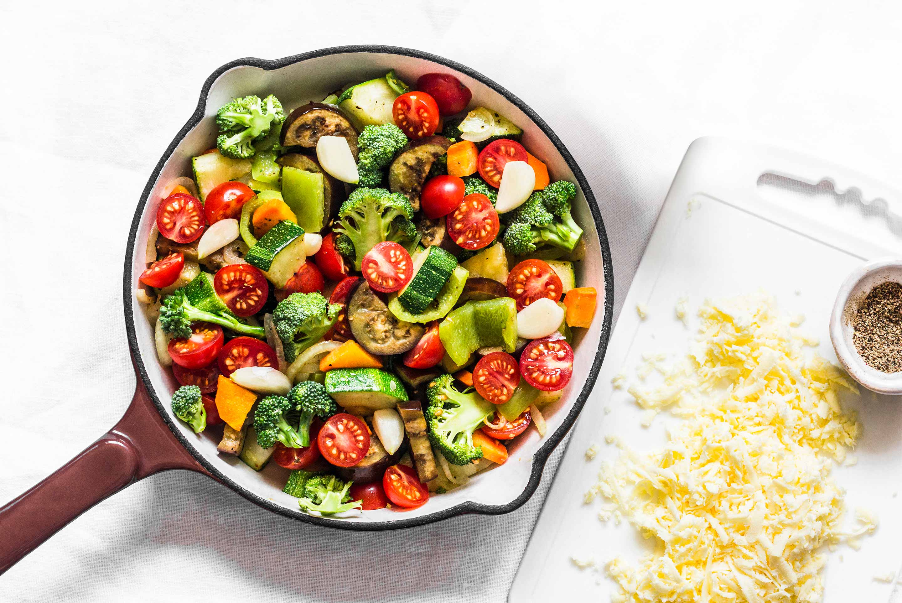 casserole de légumes colorés et fromage rapé