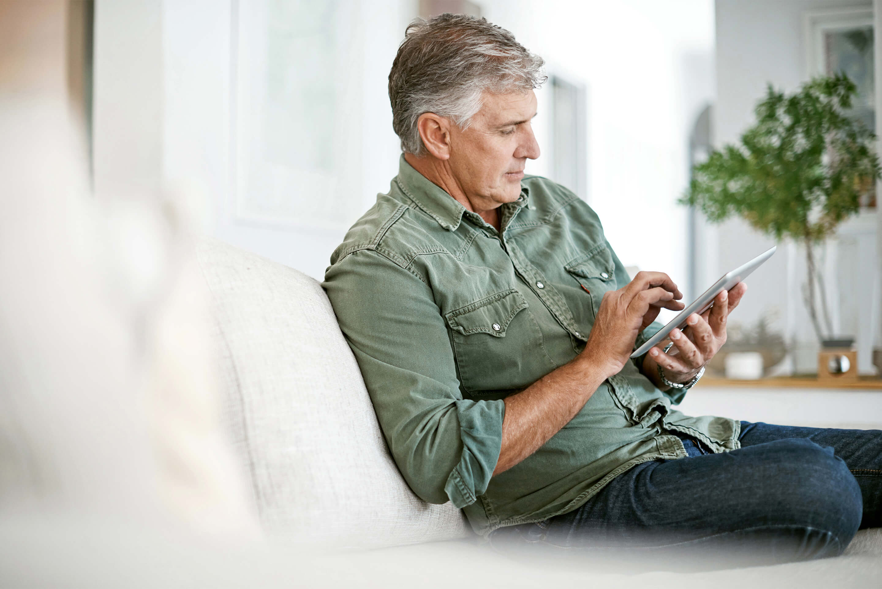 homme sur sa tablette tactile