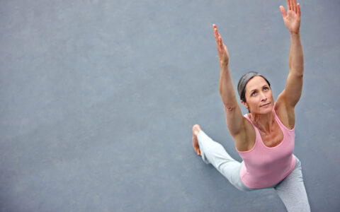 femme faisant du yoga