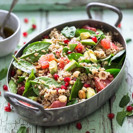 salade dans un plat et vinaigrette