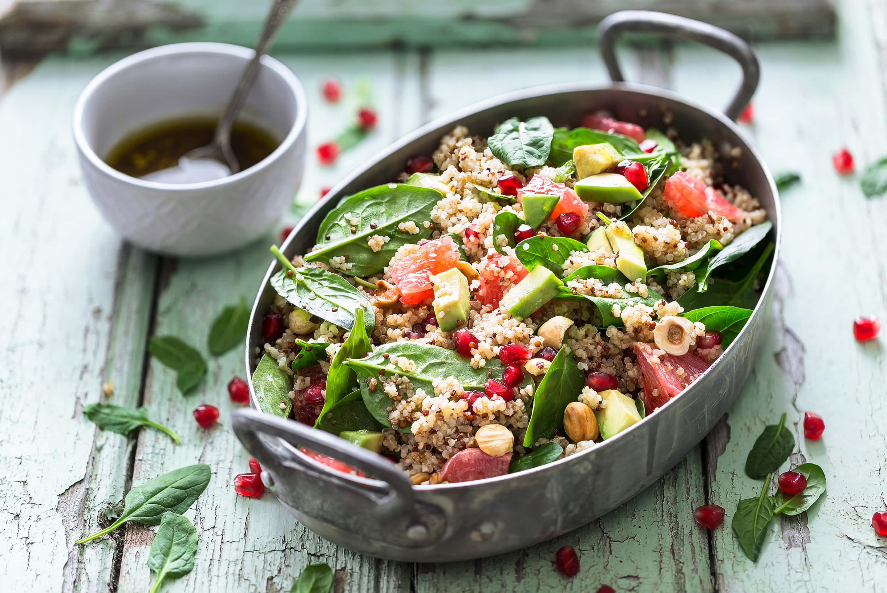 salade dans un plat et vinaigrette