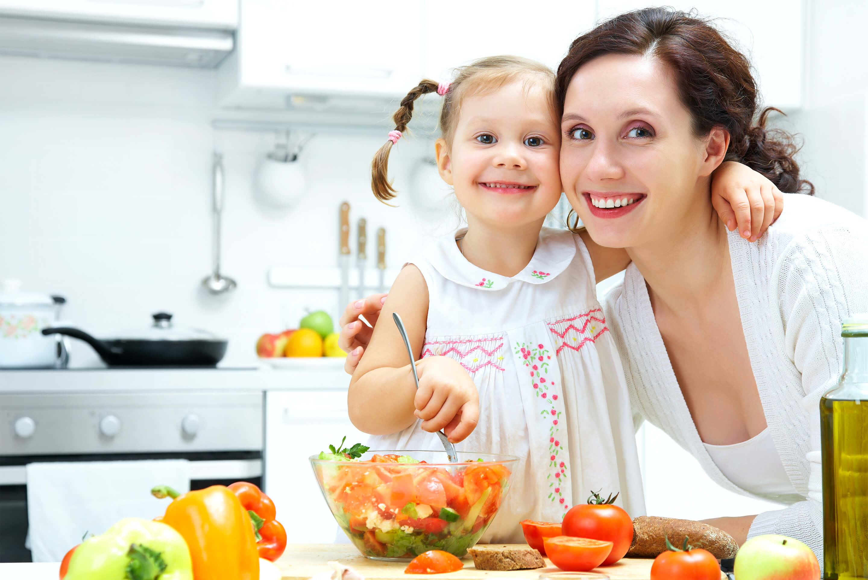 mère et fille préparent une salade