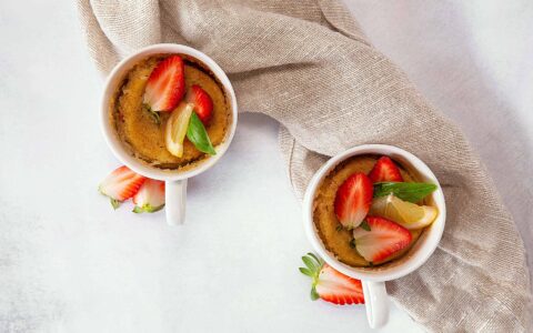 gâteaux et fraises dans une tasse