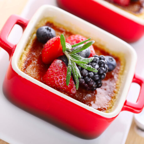 gratin de petits fruits des champs dans un petit plat rouge