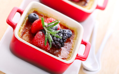 gratin de petits fruits des champs dans un petit plat rouge