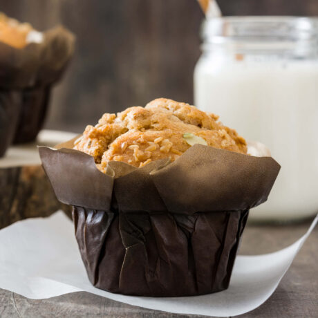 gros muffins aux bananes et aux framboises et verre de lait