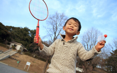 garçon jouant au badminton