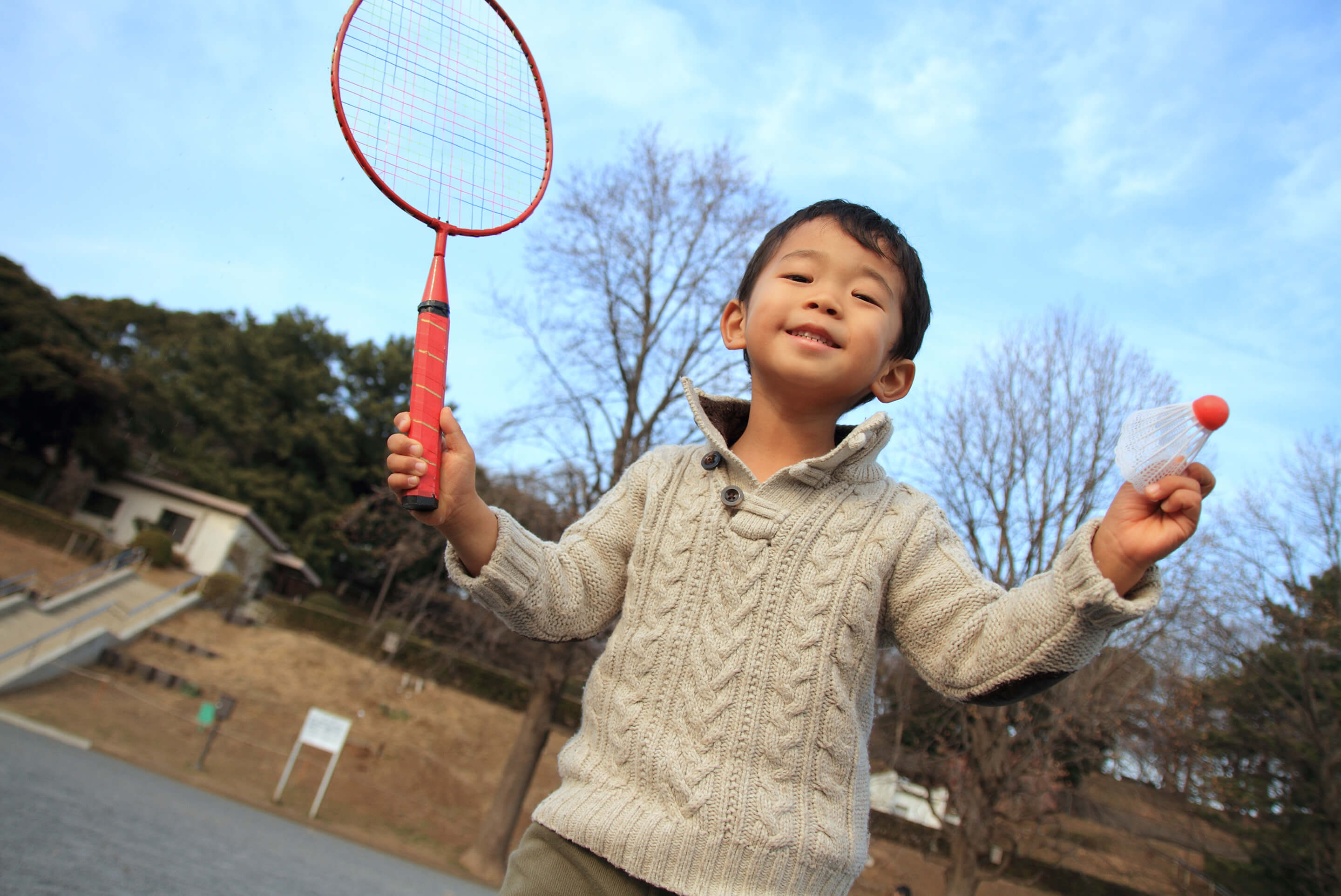 garçon jouant au badminton