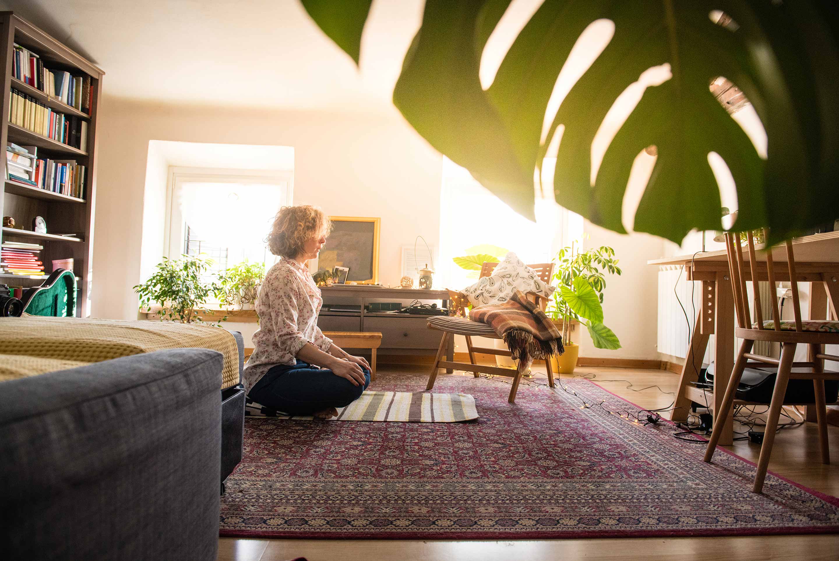 femme faisant une séance de méditation