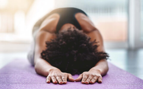 femme faisant une posture de yoga