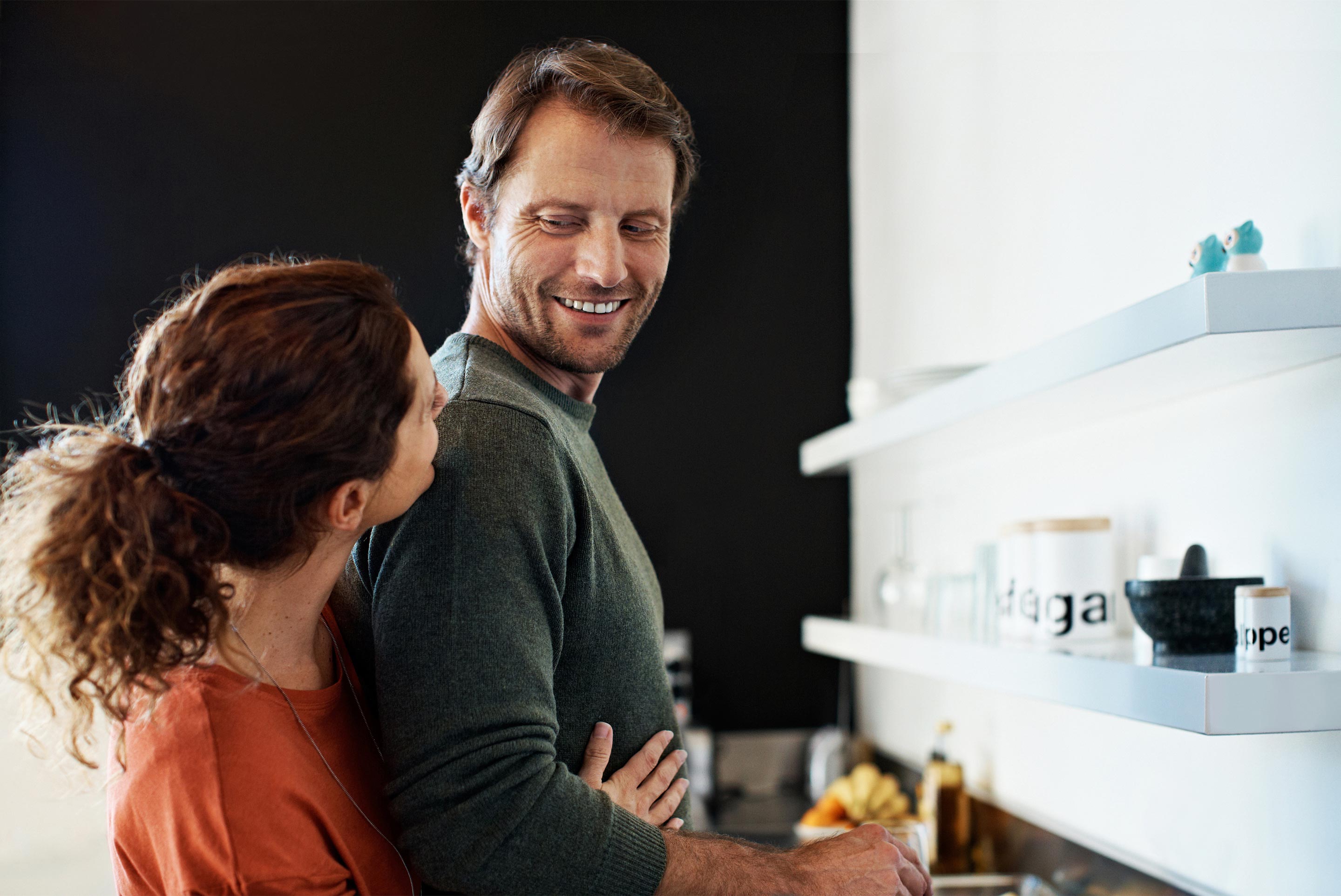 couple qui s'enlace dans la cuisine