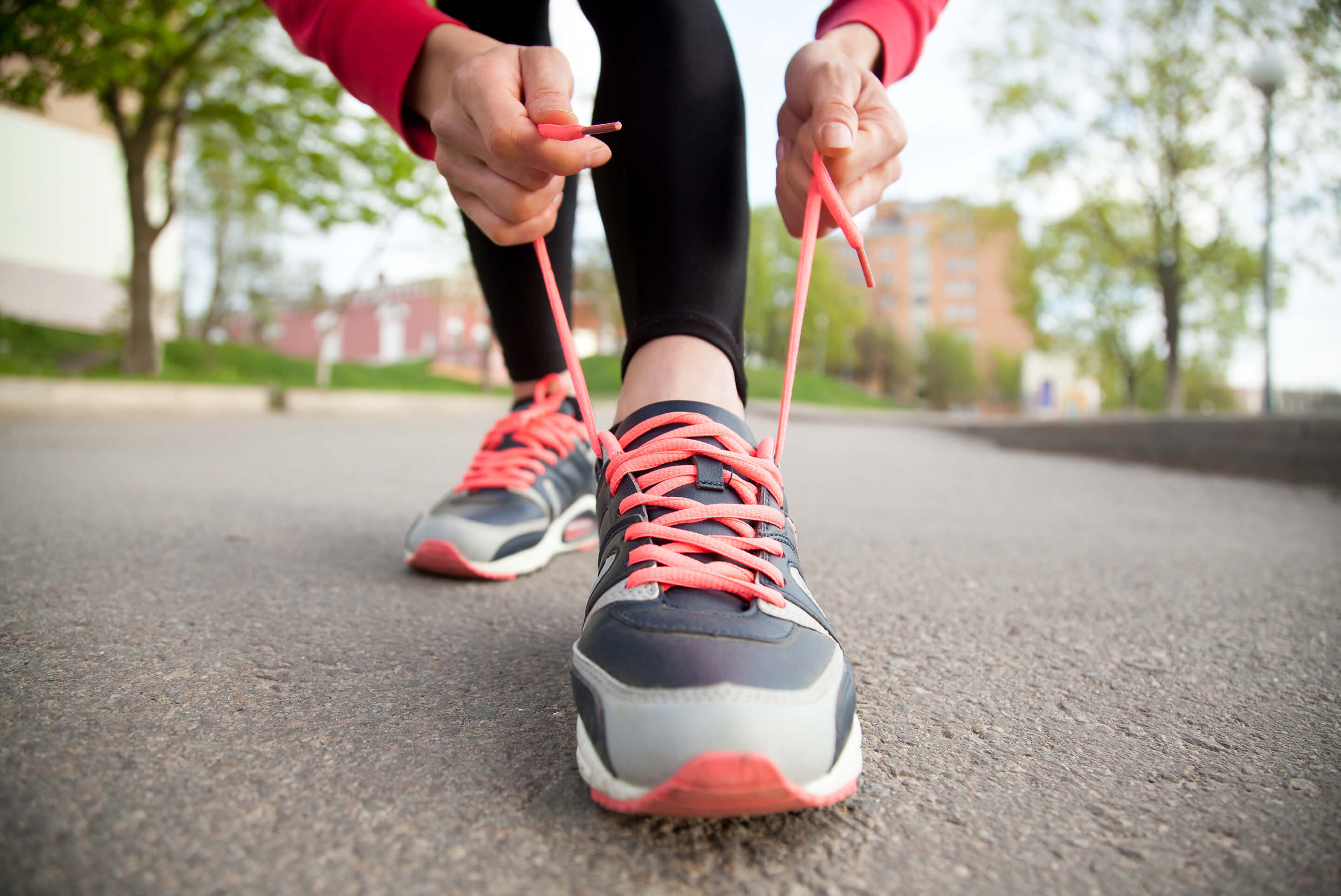 femme qui lasse ses chaussures de sport