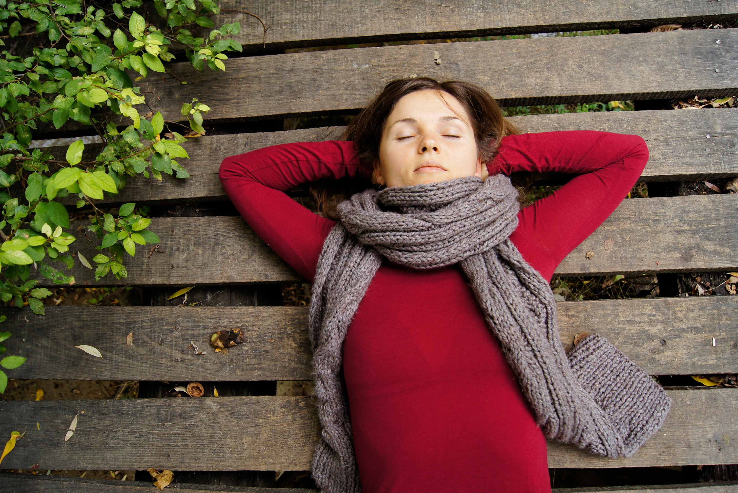 femme se relaxant en extérieur