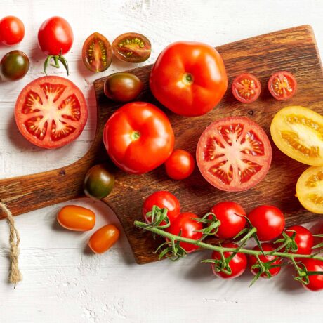 tomates et planche à découper