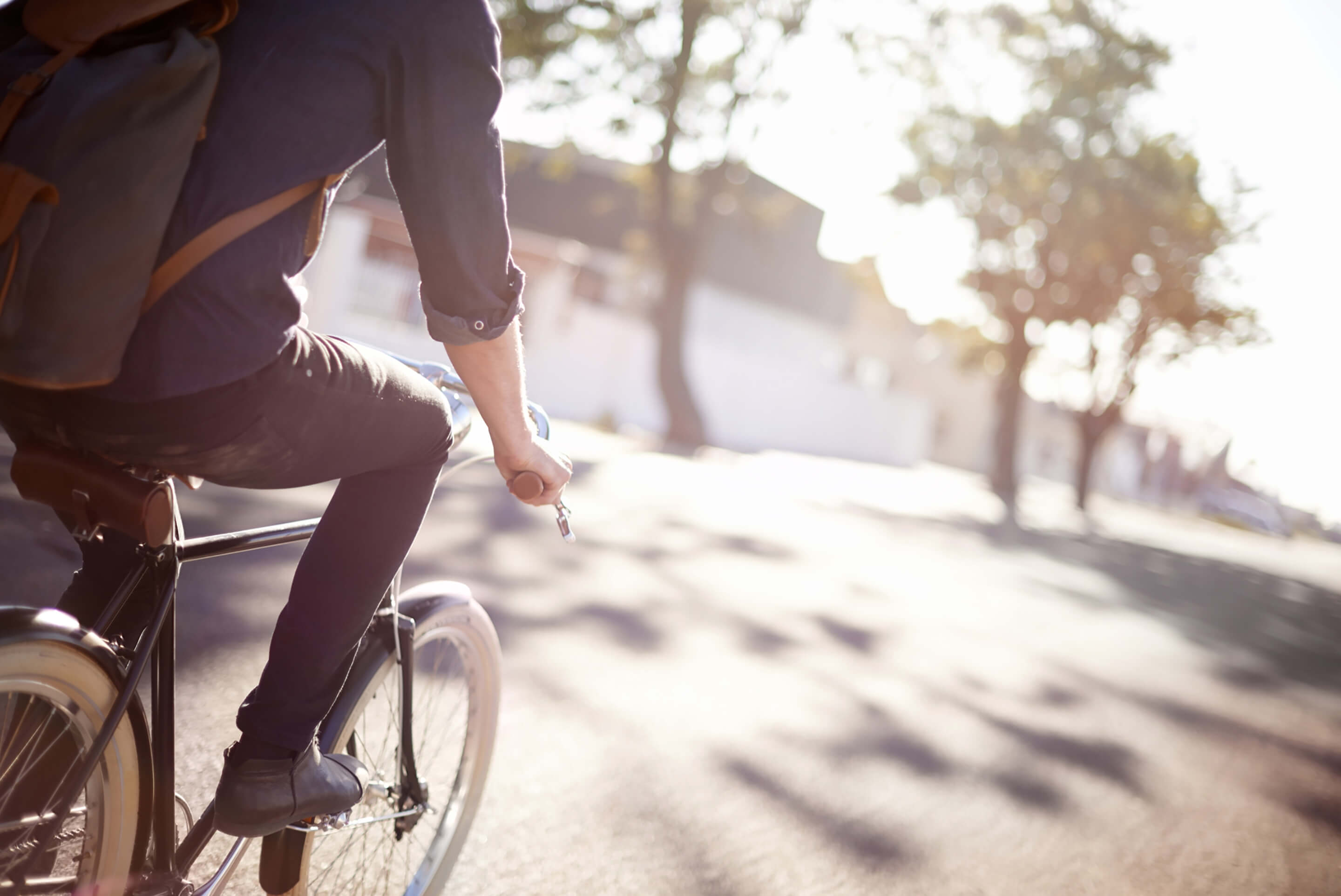 homme en vélo dans la rue