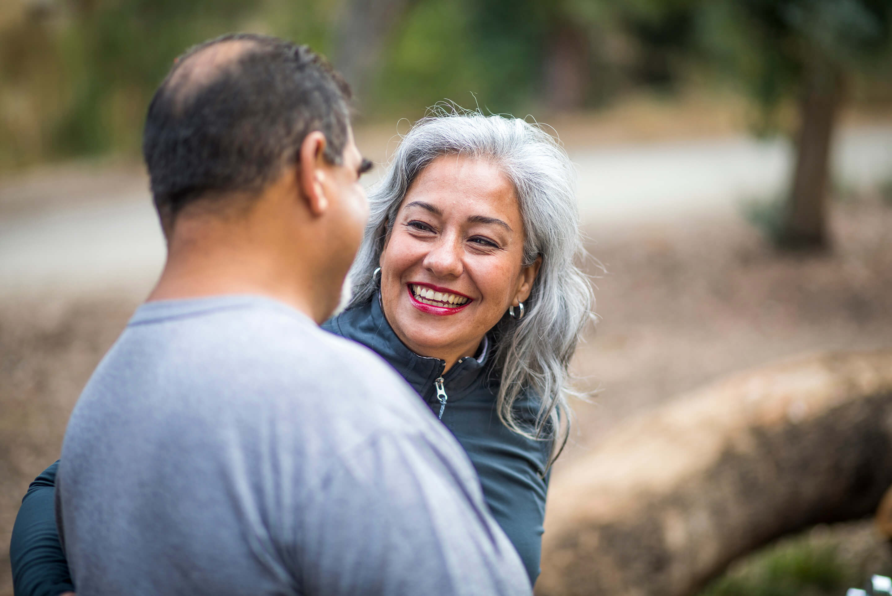 couple souriant en extérieur