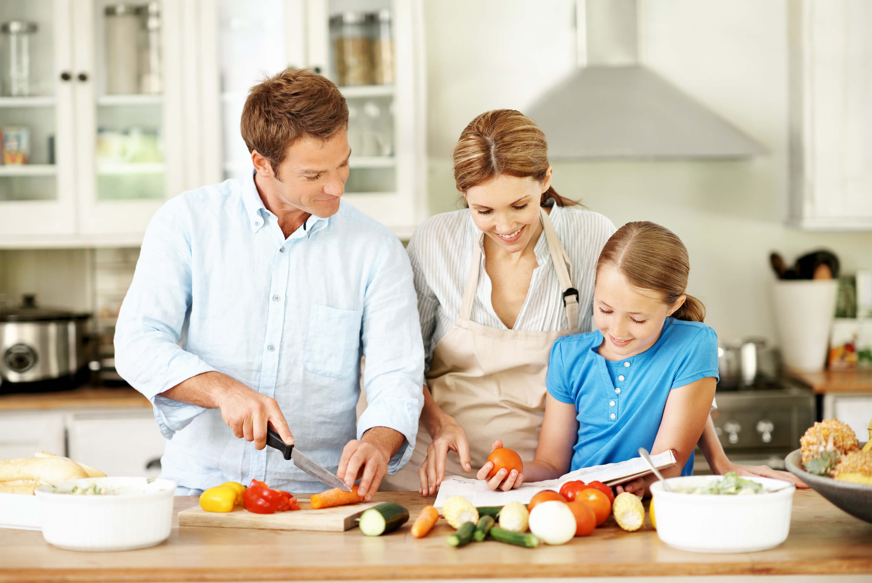 famille prépare le repas