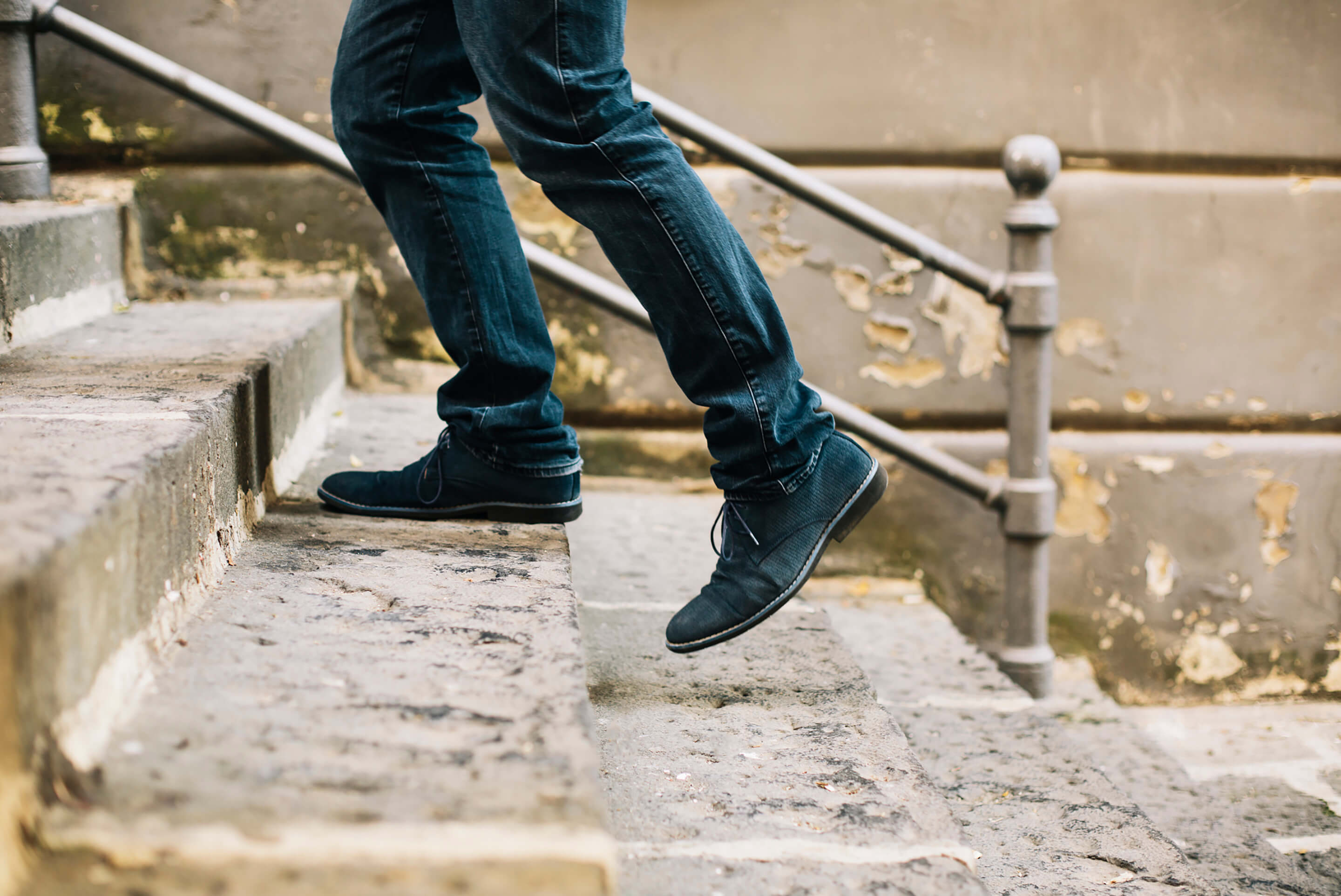 homme qui monte des marches dans la rue