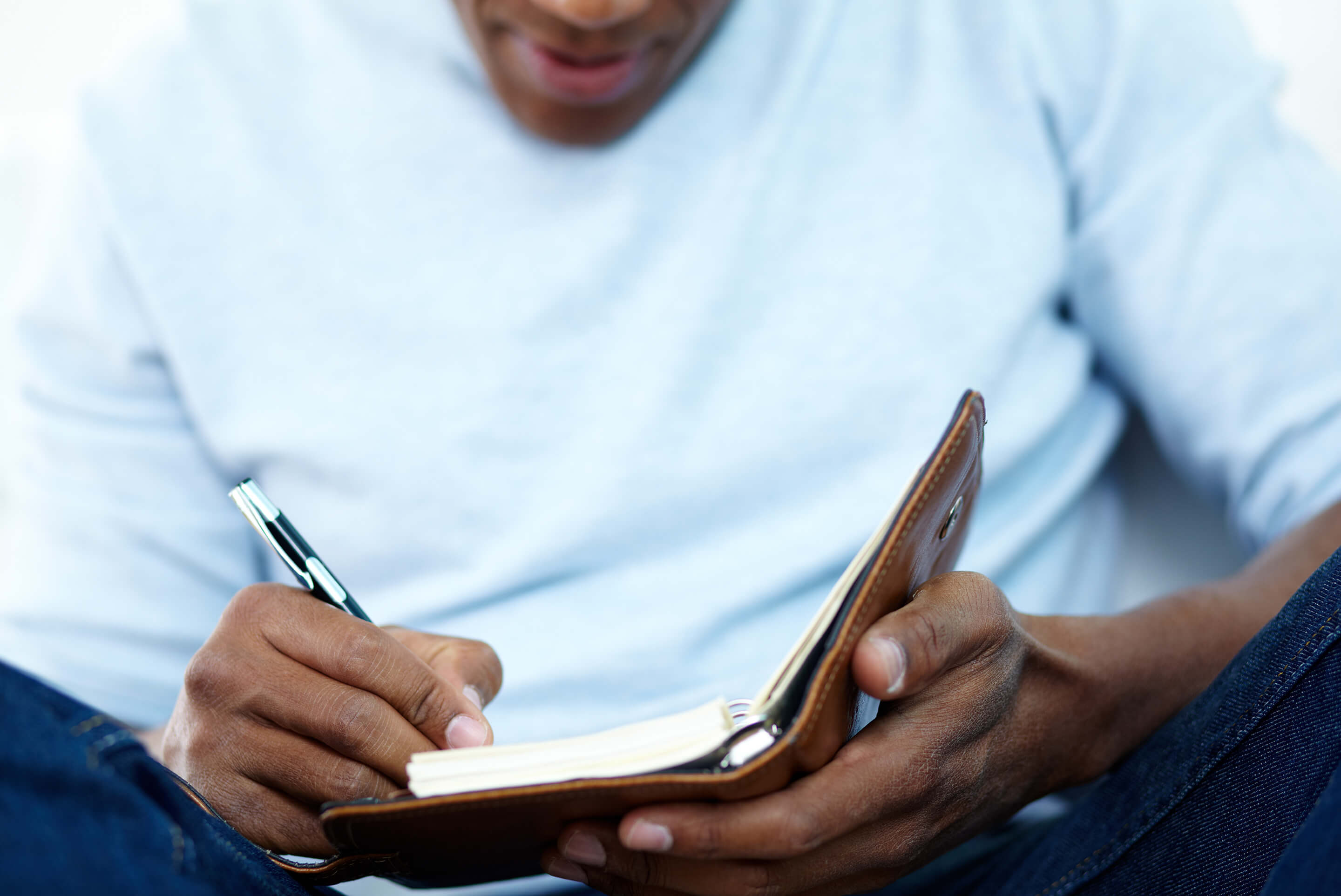 homme qui écrit dans son agenda