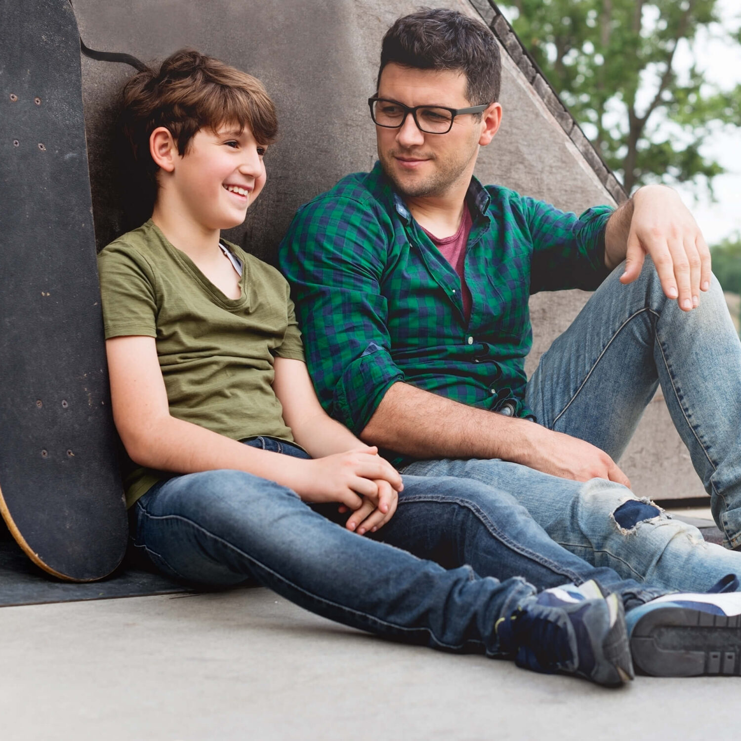 père et fils faisant du skateboard